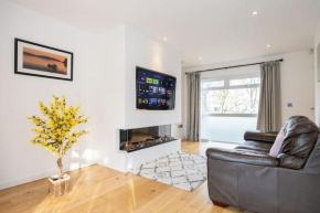 Warm spacious house, free parking, gorgeous garden